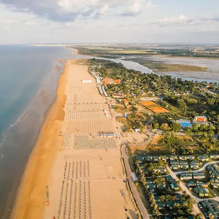 Poolside Cozy Getaway Bibione