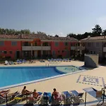 Poolside Cozy Getaway Apartman
