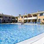 Poolside Cozy Getaway Apartman