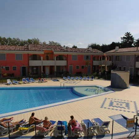 Poolside Cozy Getaway Appartamento