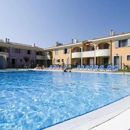 Poolside Cozy Getaway Appartamento