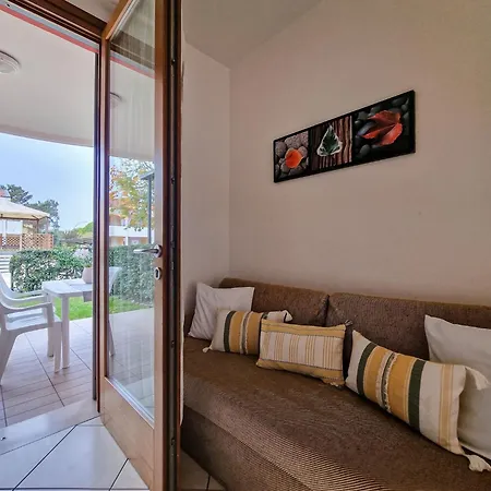 Poolside Cozy Getaway Bibione