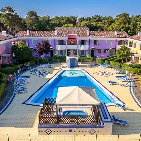 Poolside Cozy Getaway Apartamento Bibione