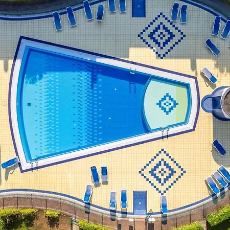 Poolside Cozy Getaway Bibione