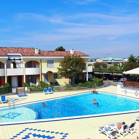 Poolside Cozy Getaway Apartamento Bibione