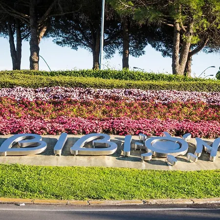 Poolside Cozy Getaway Apartamento Bibione